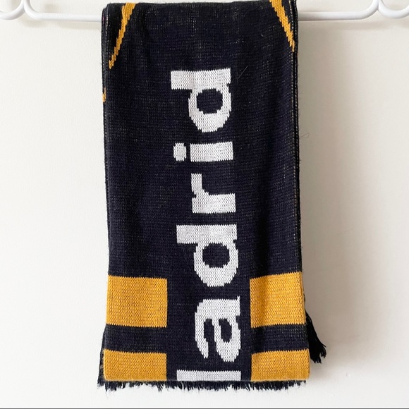 Real Madrid Official Scarf - Picture 4 of 5